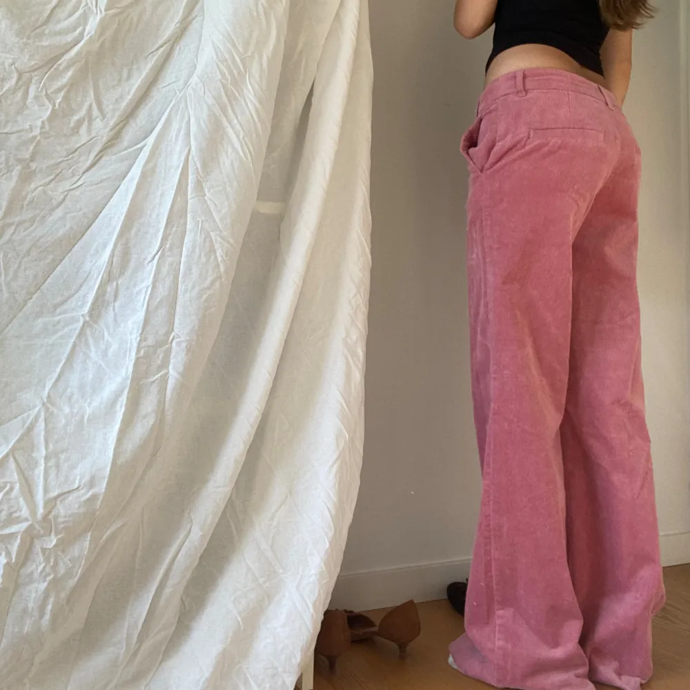 Unika byxor som jag endast säljer vid bra bud, använda en gång så helt i nyskick!! Skulle säga att de passar 34-38. Jag är 170 cm lång och de är rätt långa på mig!. Farkut & Housut.