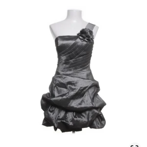 Cocktail klänning - Jättefin cocktail klänning som är fin och uppklädd! Först till kvarn🥰