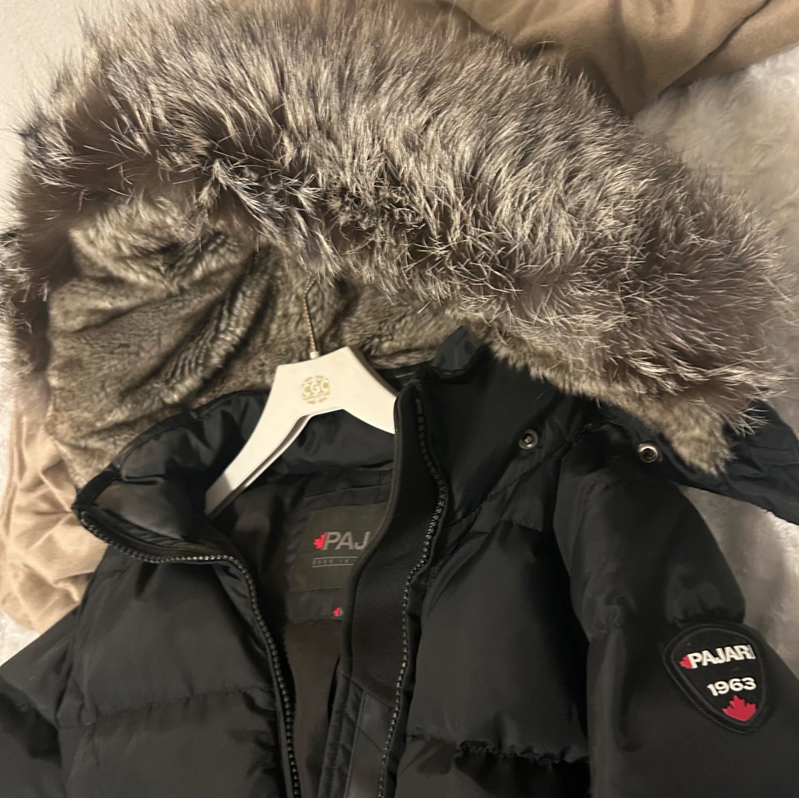 Pajari dunjacka med pälskrage - 90