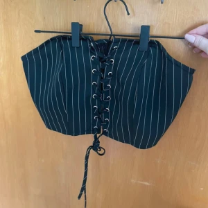 Croptop - Helt ny randig croptop från Shein. Stor i storlek och stretchig med en silikon remsa upptill som gör att toppen håller sig på plats!