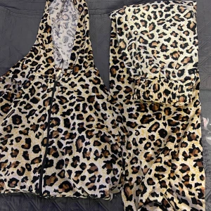 leopard - jättefin leopard sett som aldrig kommit till användning. vet direkt inte vad det är för storlek då det är köpt utomlands men passar mig som är xs-s och passar M.