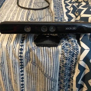 XBOX 360 Kinect  - Jag vill sälja den för att jag använder inte de för att jag har ingen xbox 360.  Den fungerar.  Vi kan diskutera om priset. 
