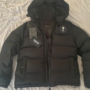 Svart pufferjacka från Trapstar - Säljer en het Trapstar jacka inför vintern, den är i nyskick och säljs för ett riktigt bra pris, just denna modellen är väldigt unik. Pris kan diskuteras.