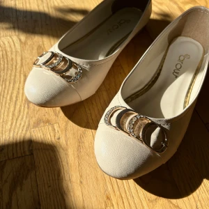Beiga ballerinaskor - Supersöta beigea ballerina skor med guldiga detaljer. Storlek 38. Reckomenderas 🤗