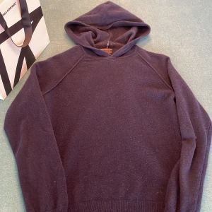 Oscar Jacobsson hoodie - Hej, säljer nu min sjukt snygga och bekväma Kashmir mix hoodie från Oscar Jacobson i mörkblå färg. Den är i st small men passar runt 165-170. Finns ett litet hål de bild 3 men säkert enkelt och sy ihop eller lämna in åt skräddare! Mer frågor kontakta