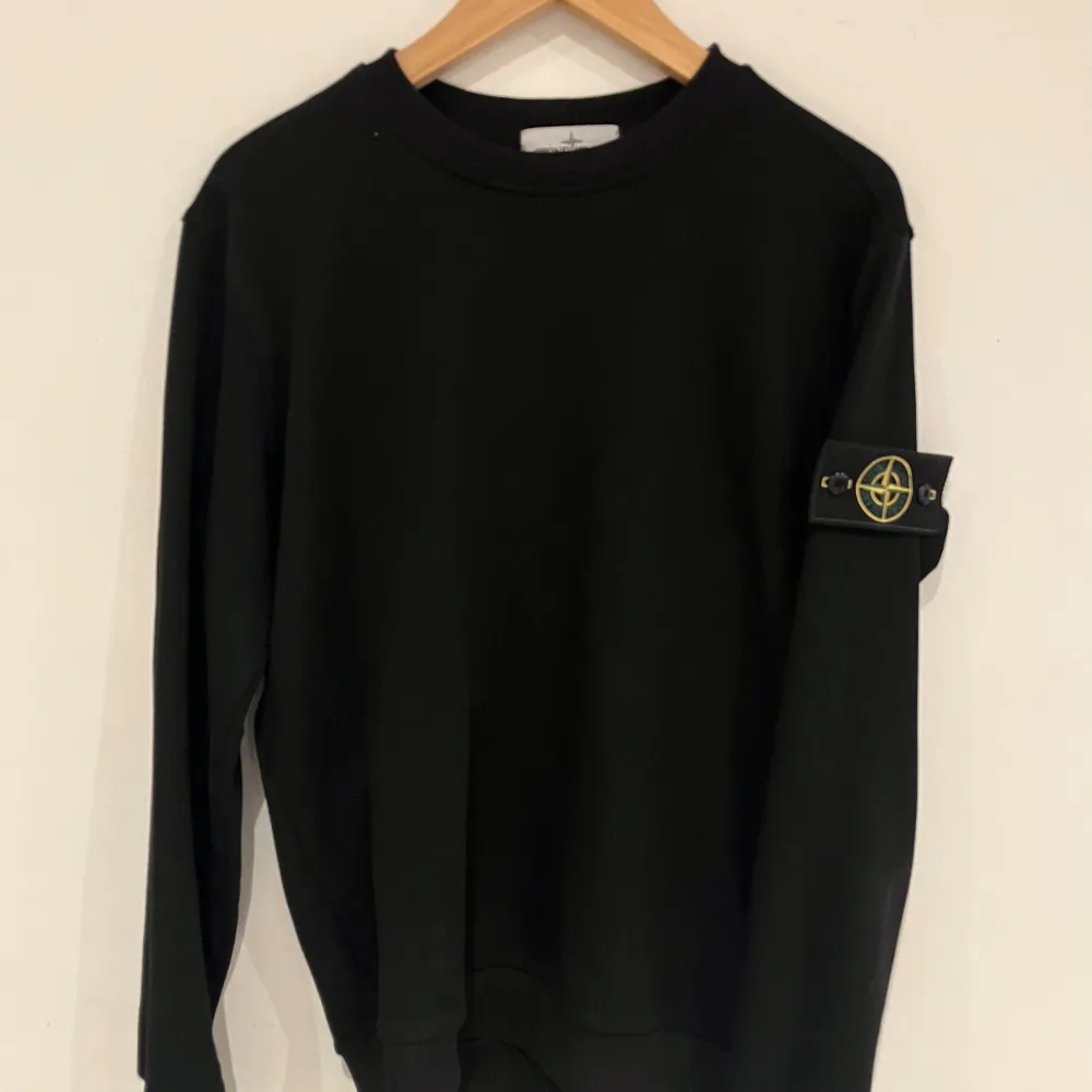  Nu säljer jag min fina Stone Island hoodie använd tre gånger väldigt fin. (Äkta!!) storleken är xl men passar large. Hoodies.