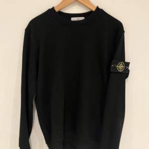  Nu säljer jag min fina Stone Island hoodie använd tre gånger väldigt fin. (Äkta!!) storleken är xl men passar large