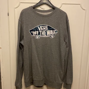 Vans college tröja - College tröja i helt ok skick! Inga skador. Trycket ser fortfarande fint ut…
