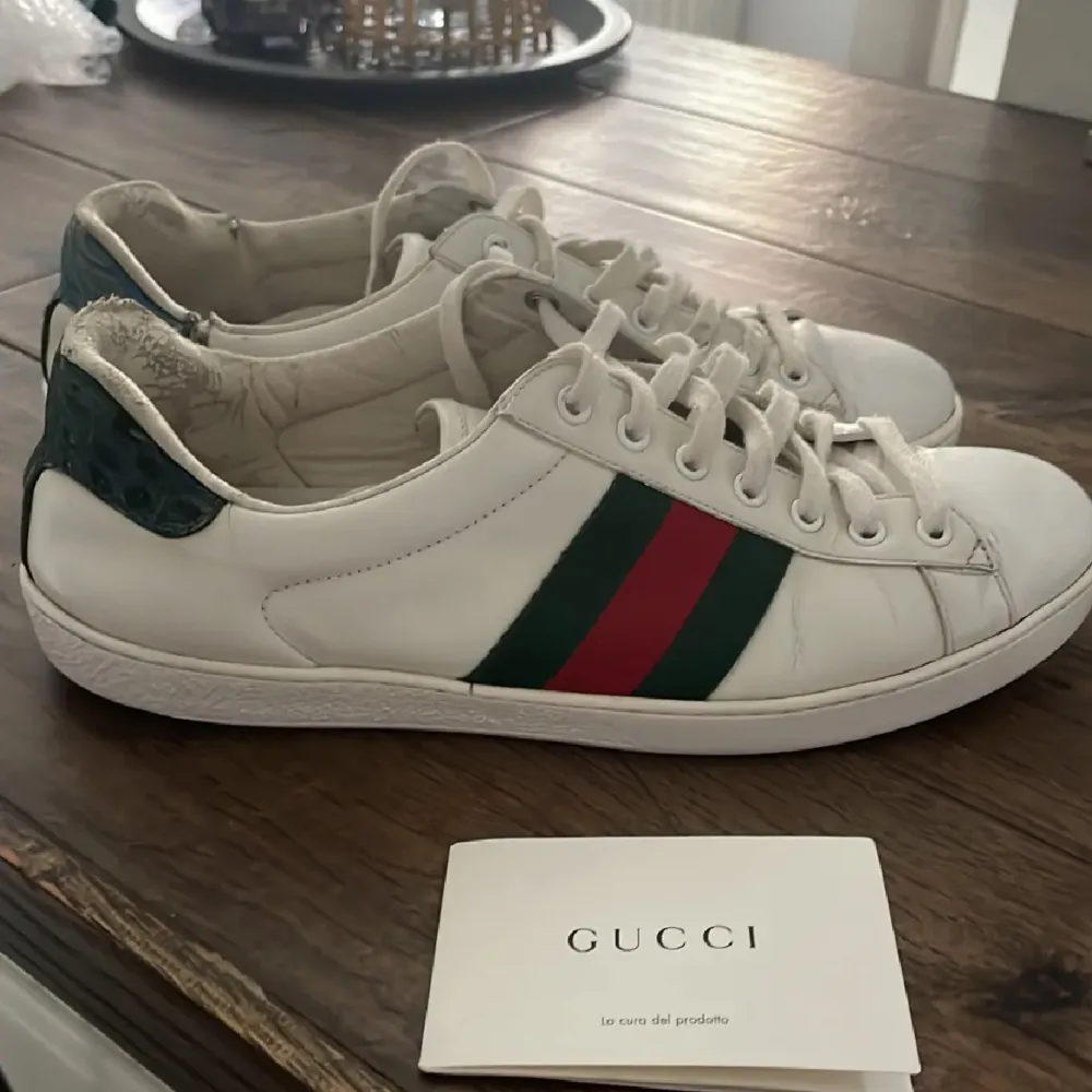 säljer ett par Gucci ace skor i hyfsat skick. Insidan är rätt så sliten men utsidan ser riktigt fräsch ut i helhet är skon 7/10. Liten defekt på bild 4 men det syns inte 👍Nypris: ca 8000kr mitt pris: 1499kr 🔥 kontakta mig via funderingar 💛. Skor.