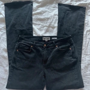 Lågmidjade bootcut jeans - Lågmidjade svarta/mörkgrå jeans. Använda fåtal gånger.