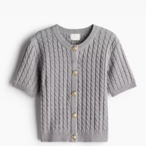 Intressekoll trendig slutsåld kofta  - Intressekoll på denna trendiga och slutsålda koftan från hm. Om du är intresserad hör av dig med prisförslag innan du klickar på köp nu Egna bilder kan jag ta vid intresse 🩷