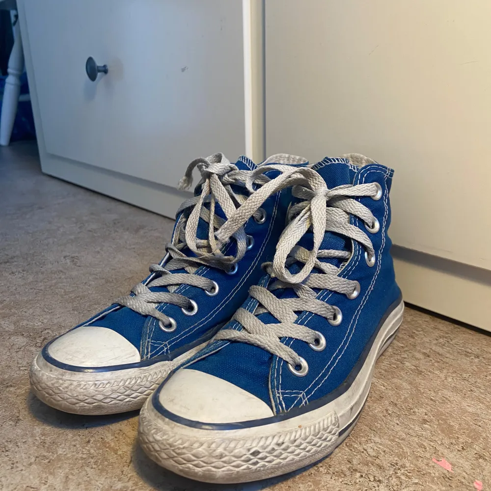 Blåa converse i storlek 35, använda men i gott skick.. Kengät.