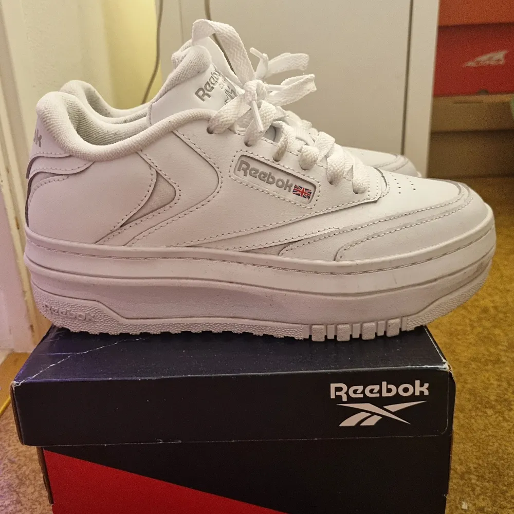 Sälj ett par fina sneakers från Reebok. Använd fåtal gånger. Köpte dem för 1,299kr. OBS! Om du har långa tår och bred framfot rekommenderar jag inte den här modellen.. Skor.