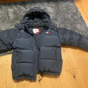 Tommy hilfiger jacka - Riktigt snygg och varm vinterjacka. Använd en gång så ganska bra pris med tanke på att en ny kostar runt 2300. Sitter väldigt bra på mig men jag  är sugen på en Ralph Lauren den här vintern och därför säljer jag den. Kan gå ner i pris vid snabb affär