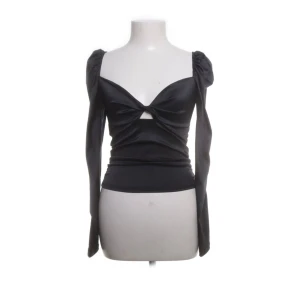 Topp - Topp från Gina! Finns i svart och vitt   250kr styck men pris kan diskuteras! 