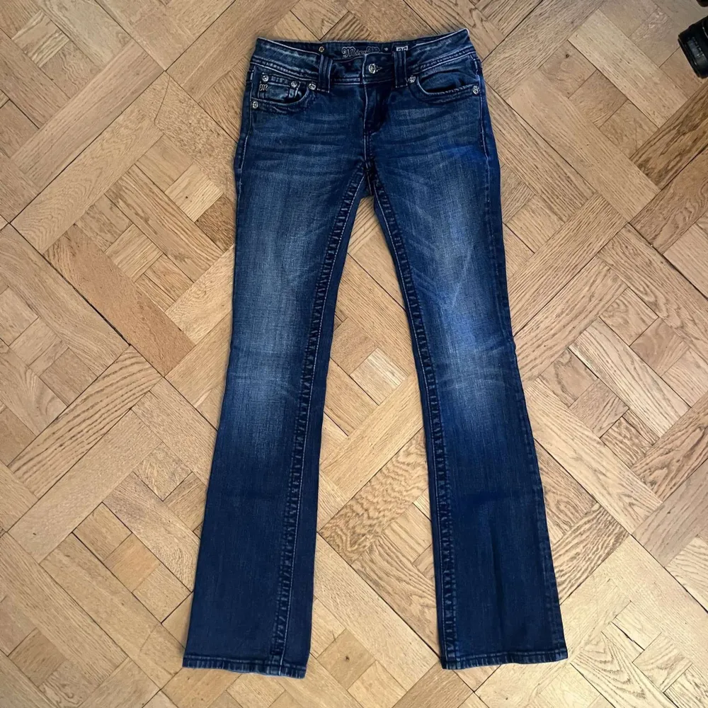 as snygga jeans från miss me i bootcut modell. storlek 26. skickas i befintligt skick och kan ses på bilderna. har du fler frågor kan du skriva i DM! ⭐️. Jeans & Byxor.