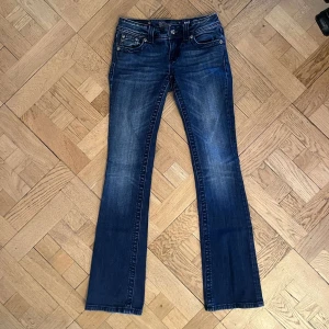 Miss Me Bootcut - as snygga jeans från miss me i bootcut modell. storlek 26. skickas i befintligt skick och kan ses på bilderna. har du fler frågor kan du skriva i DM! ⭐️