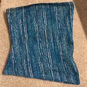 Tub topp - Jätte snygg tub topp ifrån Nakd! Har använt några gånger men är i super fint skick, de ända är att de hänger lite trådar kring slitsen💙