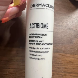 Serum från dermaceutic - Otroligt serum som tar bort acne ärr och jämnar ut huden! Använd cirka 5-10 gånger och säljs för att jag har andra liknande produkter. Detta serum har flera otroliga ingredienser men bör användas på kvällen. Original pris är cirka 430kr
