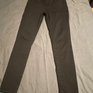 Levis jeans - Snygga svarta jeans från Levis i storlek W30 L32. Det är skinny jeans så dom sitter mycket tightare. Inga defekter finns och skicket är 9/10.