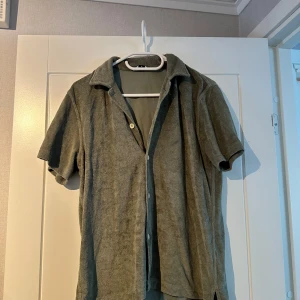 Frote tröja med knappar - Säljer då jag har växt hur den. Bra skick men är använd under en sommar så 9/10. Nypris runt 500-600 kr från Brothers (East west). Skriv gärna om du har funderingar. Priser går att diskutera vid snabb affär🙂