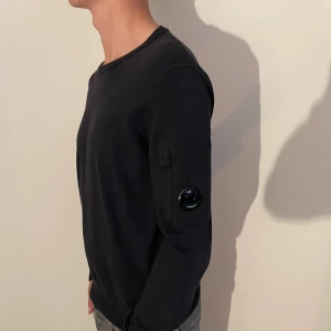 CP Company tröja - Säljer en fet CP Company tröja pga att den inte kommer till användning. Den är köpt i butik och har ett fint skick. Nypris:2200kr Säljer:599 Modellen på bilderna är 180cm lång och väger ca 70kg