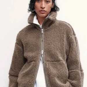 Teddyjacka H&M - Säljer denna slutsålda super mysiga höst jacka 🍂🤎 Endast testad, annars helt ny! 🧸skriv privat för egna bilder