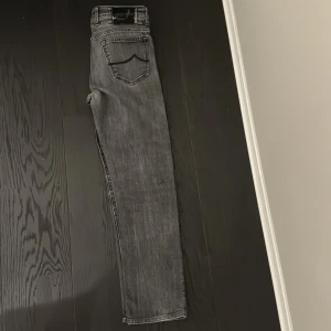 Jacob Cohën jeans - Snygga Jacob Cohën jeans. Skick 9/10. Nypris 3500. Mitt pris 1599. Längd 96, bredd 39 Checka in profilen för fler feta jeans.