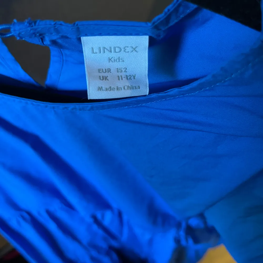 Fin midiklänning från Lindex med volanger. storlek 152, passar som xs. . Mekot.