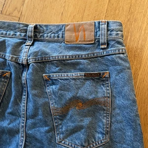 Nudie Jeans gritty Jacksson - Säljer nu dessa nudie jeans gritty jacksson som jag typ aldrig använt! Riktigt schyssta jeans med bra passform och skön färg👊🏼 Storlek: 32/32 Nypris 1600kr💰  