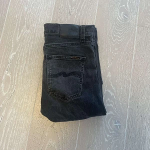 Nudie Jeans  - Skitsnygga mörkgrå nudie jeans i modellen ”Lean Dean”  Strl 30/30 i nyskick, aldrig använda.