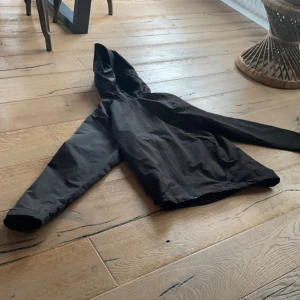Mckinley Regnjacka - Svart McKinley jacka. Storlek M och är aldrig använd. Säljer pågrund av att jag behöver inte den. Det är bara höra av er vid någon fundering eller fråga!