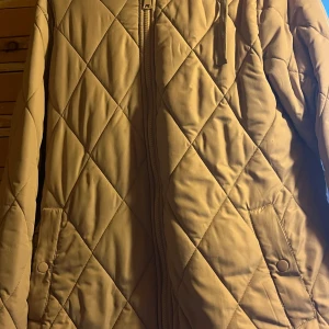 Jackor!!! - Passa På!!! Höst och vinter Jackor bra pris,  Skaffa snart höst/vinter jacka det blir kallt väder snart,   Har mössor till försäljning också  Passar färgen till jackan skickar jag plus mössan också, 