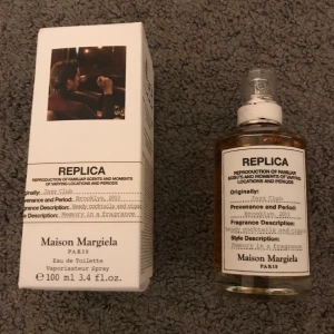 Jazz Club Parfym - Säljer nu denna parfym ifrån Maison Margelia i topp skick ny pris 1499kr, kommer med box och parfymen är helt oanvänd, dens noter är warm, spicy och caramell. Denna parfym passar perfekt nu till vintern, pris kan diskuteras vid snabbaffär.