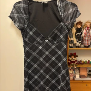 Klänning - Jättefin klänning, köpt för något år sedan men aldrig kommit till användning. 