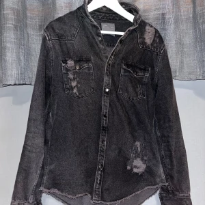 Jeans jacka  - Tuff jeans jacka med slitningar, passar storlek S och ör inte använd mycket!