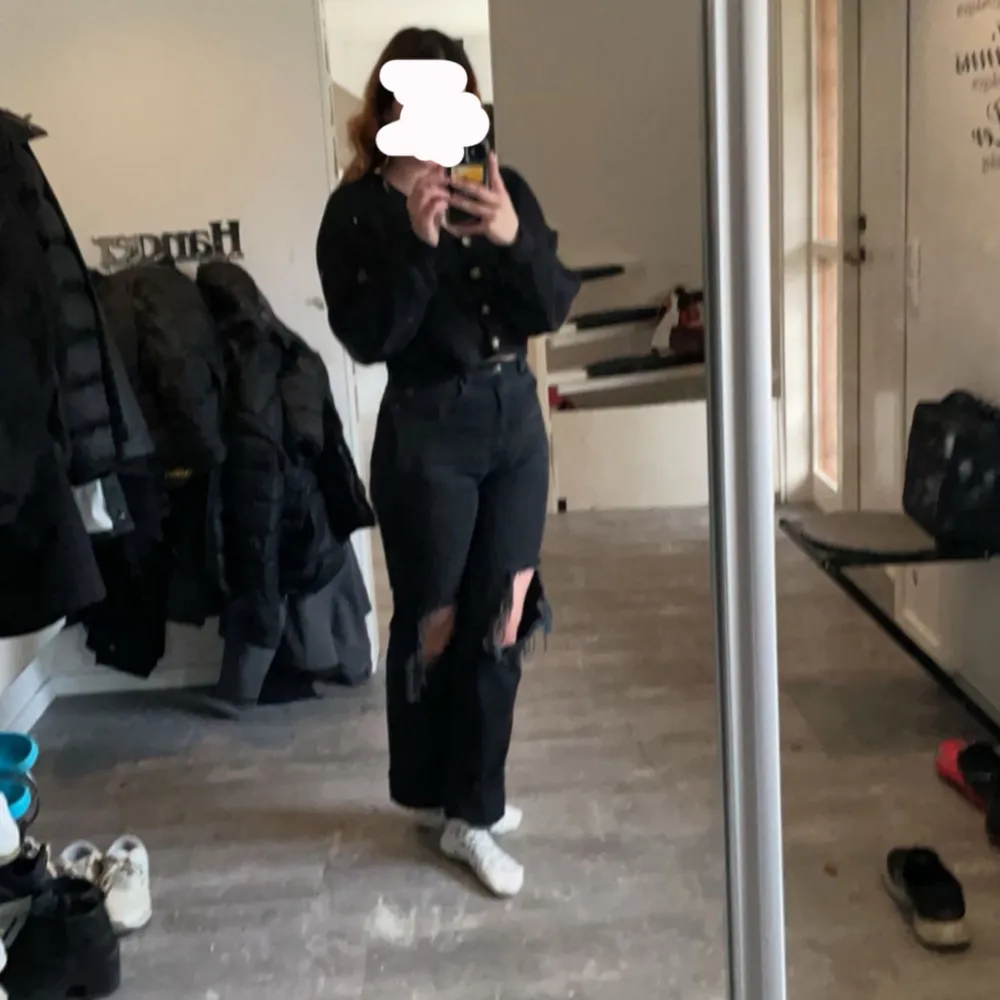 Säljer nu mina fina jeans från NA-KD☺️ Storlek 36. Ganska raka i modellen och just för långa på mig. Hålen i knäna är ganska stora. Jeansen är i bra skick! Säljer pga för små för mig🤩Lite dålig bild med jeansen på tyvärr. Kom privat vid frågor!. Jeans & Byxor.