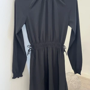 Svart klänning  - Sparsamt använd svart klänning från H&M i storlek: 158