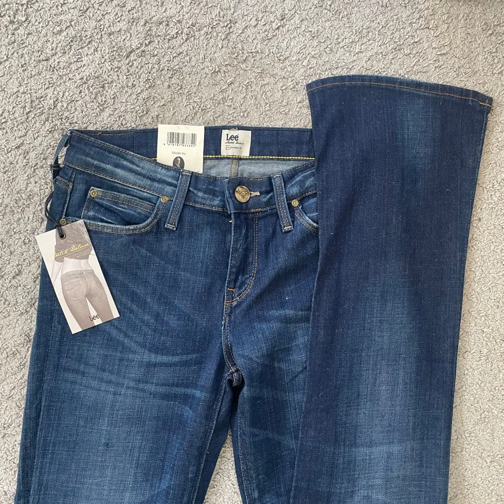 Skit snygga lee jeans  Helt oanvända med lappen kvar  Midja:36cm Innebenslängd: 79cm. Jeans & Byxor.