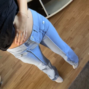 Hm Cargo jeans - Low waist bootcut/flare jeans. Aldrig använt de. De har inga defekter. Passar XS-S. Storlek 34 står det på lappen🩷skriv för mått osv