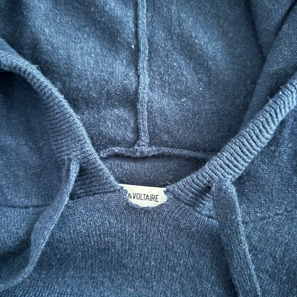 Sällsynt hoodie från Zadig Voltaire i Kashmir och Merino mix | Bra skick men har gått upp vid halsen; se bild 3, går att laga | Storlek S men passar M | INGA BYTEN. Hoodies.