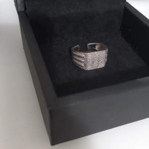 En vädligt unik silver ring i s.925