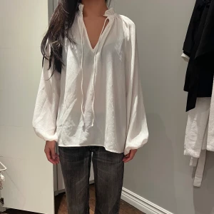 Blus - Säljer denna fina vita blus från h&m