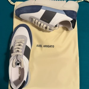 Oanvända Axel-Arigato skor, helt nya i originalförpackning - Säljer ett par helt nya Axel-Arigato skor, i original förpackning. Frågor om pris och skorna görs privat.