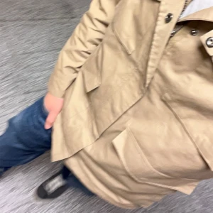 Field Jacka - Tjena! Säljer denna Field jackan från Just Junkies. Den är i beige färg och nästintill oanvänd så skick 10/10. Den är i storlek S men som ni ser pā bilden så har jag den over en hoodie så den passar M bättre