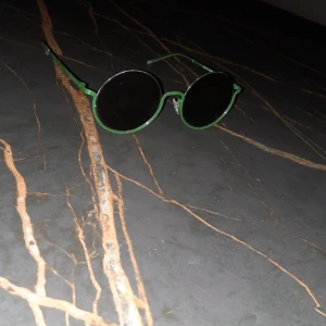 Armani solglasögon - Säljer dessa solglasögonen på grund av att jag har skaffat nya och trötnat på dom här skick 10/10 nypris 1500kr. Kan även byta mot något.