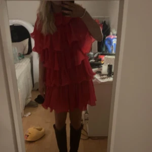Volang klänning - Nu säljer jag min superfina röda volang klänning från Na-kd, då klänningen tyvärr bara kom till användning på midsommarafton💞klänningen är därför i ett superfint skick!💞