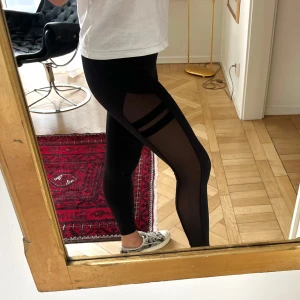 Stronger träningsbyxor - Så snygga träningsbyxor från Stronger. Mycket bra skick, använda ca 3 gånger.