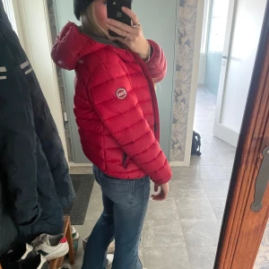 Äkta colmar jacka - Jag säljer min colmar jacka i den trendiga röda färgen pga av att jag har fått en annan. Den är i topp skick. Ny pris 5 499 (priset kan diskuteras)