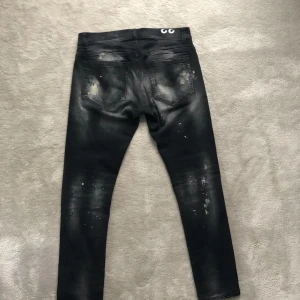 Dondup george jeans - Sjukt feta dondup george jeans i storlek 33. 10/10 skick och passar perfekt i storlek utan några krympningar alls! Dem är alltså som sprillans ny. Fårgen är svart med vita flaws som är en del av designen.